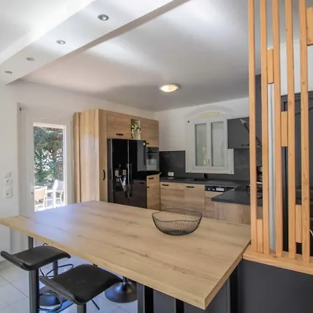 度假居 Quiet With Garden And Terrace In *