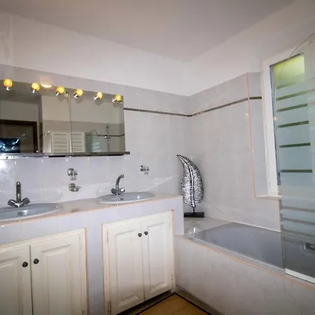 度假居 Quiet With Garden And Terrace In *